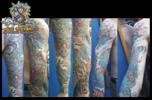 Tatuaje de manga en el brazo de varios seres mitológicos y agua