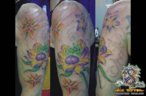 Tatuaje de flores llevadas por el viento