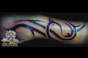 Tattoo en el brazo de un tribal