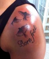 Tatuaje de unos pájaros volando y un texto