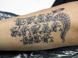 Tatuajes de tres nombres hechos con plantas