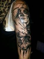 Tatuaje en blanco y negro de calaveras y calaveras mexicanas en el brazo