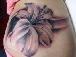Tatuaje de una flor en blanco y negro