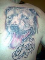 Tatuaje de la cara de un perro con su nombre debajo