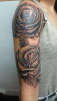 Tattoo de grandes rosas en el brazo de una chica