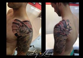 Tattoo  de estilo japonés en el brazo y hombro