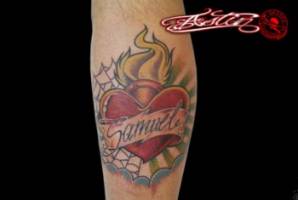 Tatuaje de un sagrado corazón con telarañas y un nombre