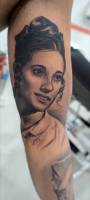 Tattoo de retrato de una chica en el interior del brazo