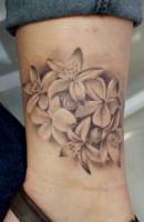 Tatuaje de flores en blanco y negro