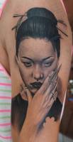 Tatuaje blanco y negro de una chica oriental con uñas postizas