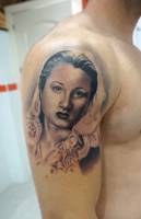 Tatuaje retrato de una chica en el brazo