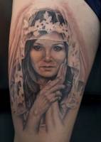 Tatuaje retrato de una chica con velo en la pierna