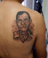 Tatuaje retrato en la espalda