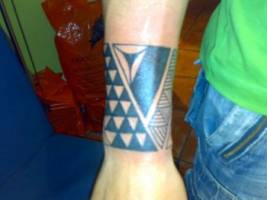 Tatuaje de un brazalete hecho de triangulos
