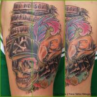 Tatuaje de una calavera pirata, con una calavera de loro