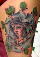 Tatuaje de una chica a color dentro de una rosa