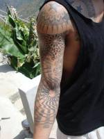 Tatuaje geométrico en el brazo