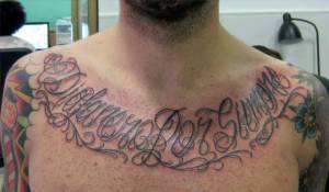 Tatuaje de una frase rodeando el cuello