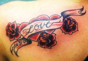 Tatuaje de dos corazones con una etiqueta 