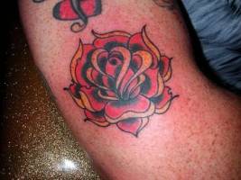 Tattoo de rosa en el brazo