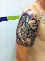 Tatuaje de un koi en el brazo