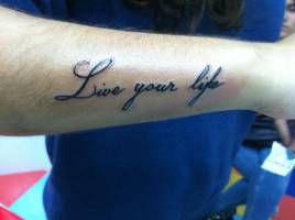 Tatuaje de la frase Live your life