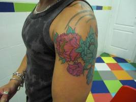 Tatuaje de flores en el brazo de un chico