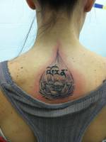 Tatuaje de una flor de loto en la espalda