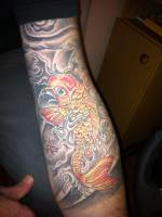 Carpa tatuada en el brazo
