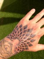 Tatuaje geométrico en la mano