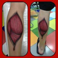 Tatuaje de una cremallera abierta mostrando el interior de la pierna