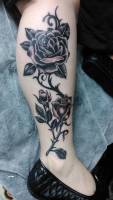 Tatuaje de unas rosas en la pierna