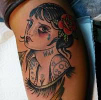 Tatuaje de una chica tatuada y un ojo
