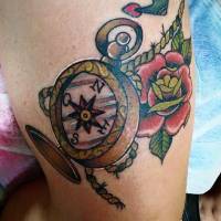 Tatuaje de una brújula, una cuerda y una rosa