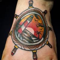 Tatuaje de un timón de barco con un faro dentro