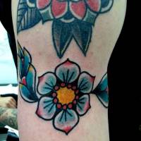 Tatuaje de una flor a color