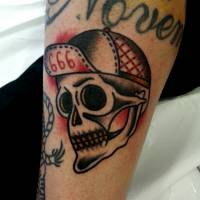 Tatuaje de una calavera con gorra