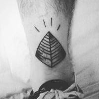 Tatuaje de una pirámide en el tobillo