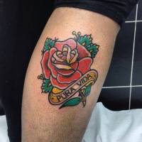 Tatuaje de una rosa con una etiqueta Pura Vida