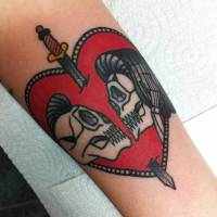 Tatuaje de un corazón atravesado por una espada y  una pareja de calaveras
