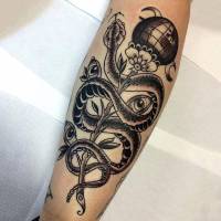 Tatuaje de una flor con una bola del mundo, una serpiente y ojos