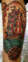 Tatuaje de un barco dentro de un marco hecho con cuerdas