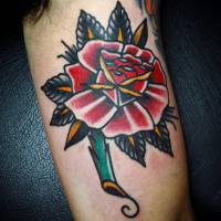 Tatuaje de una rosa cortada