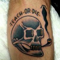 Tatuaje de una calavera con el texto teach or die