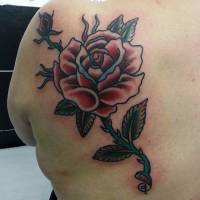 Tatuaje de una rosa old school en la espalda