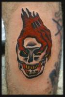 Tatuaje de una mano de demonio sujetando una calavera