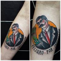 Tatuaje de un señor old school con la frase peligro por infección