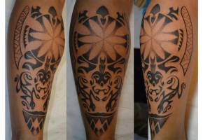 Tatuaje en blanco y negro en el brazo