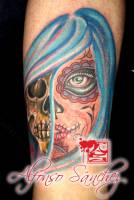 Tatuaje de una chica mitad calavera mexicana mitad esqueleto