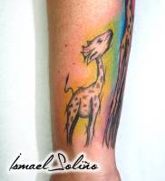 Tatuaje de una jirafa bebé